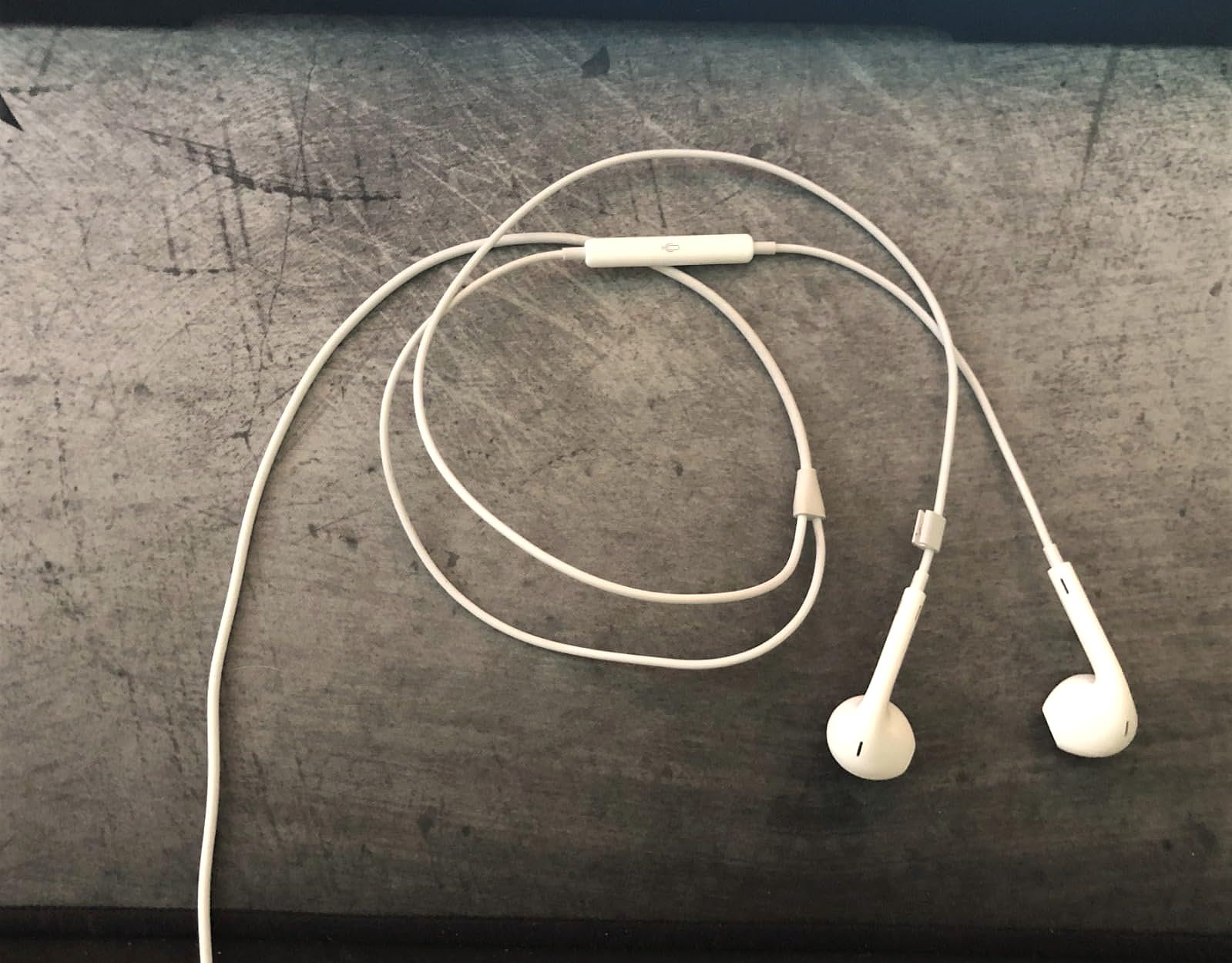  Apple EarPods Headphones with 3.5mm Plug  